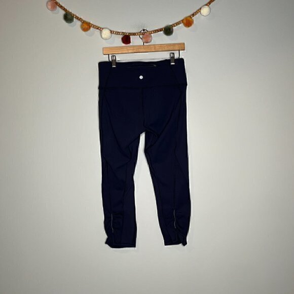 Lululemon navy blue athletic crops - Picture 4 of 5
